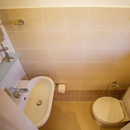 Apartment Jenec شقة