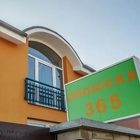 Apartment Jenec شقة *