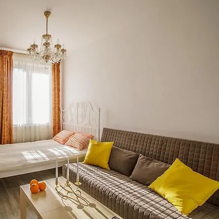 Apartment Jenec شقة *